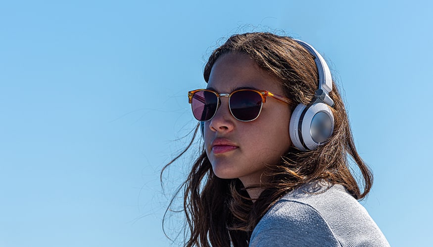 Cómo usar auriculares con gafas