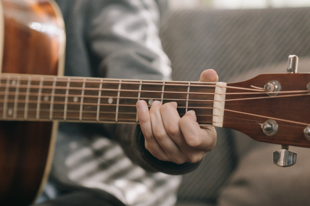 Acoustic guitar with a thin neck